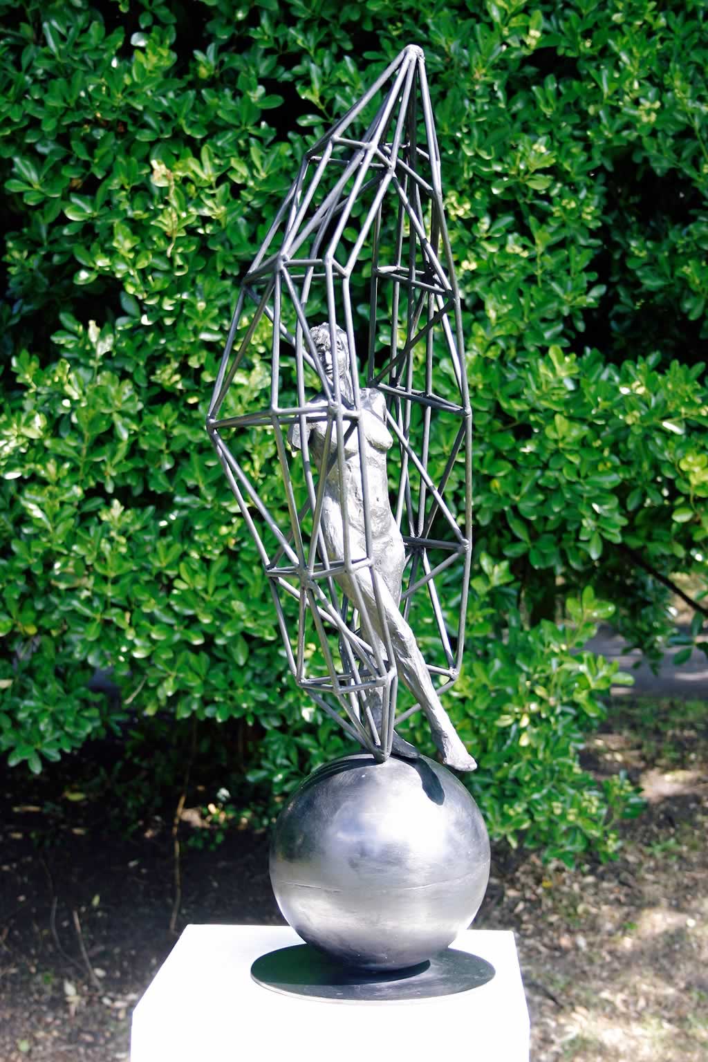 Mandorla (abstract figurative sculpture) by sculptor Ian Campbell-Briggs